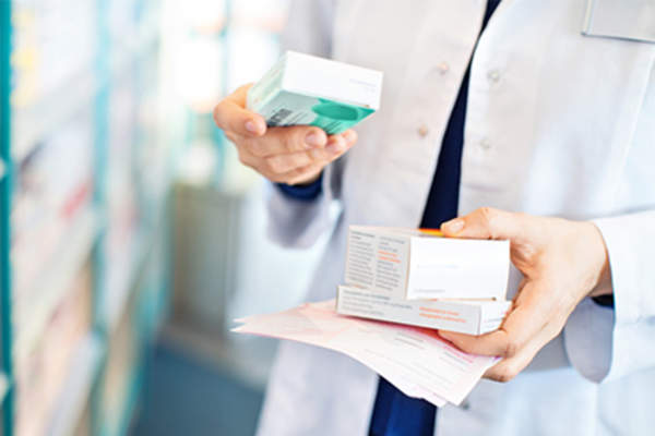 药剂师拿着处方药。