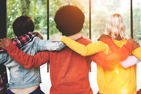 朋友们从后面拥抱。