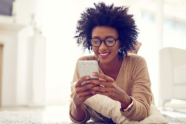 女人在跟踪她的智能电话她RA症状。