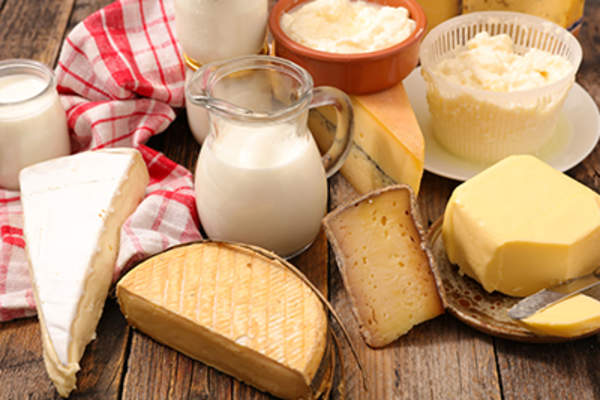 牛奶和各种奶酪。