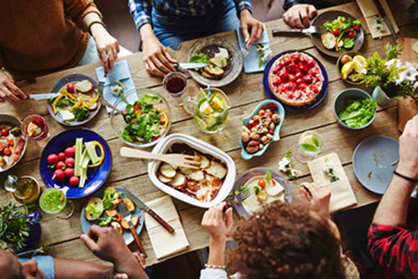 一群吃健康食品的人。