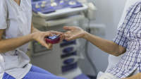 检查患者的护士为糖尿病症状。