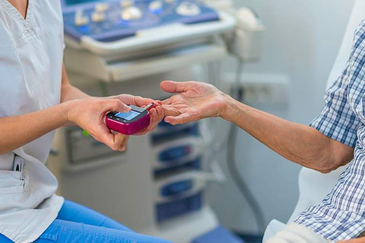 护士检查糖尿病症状的患者。