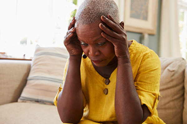 压力大的女性感到头晕。