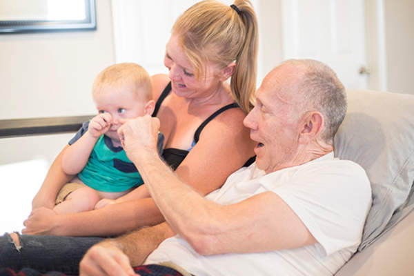 临终关怀患者的家庭。