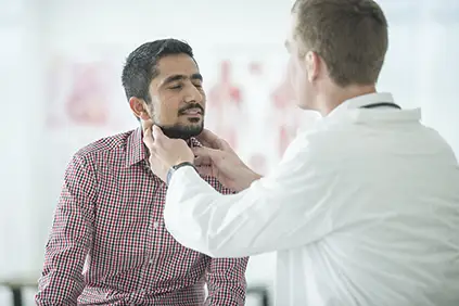 检查患者的甲状腺的医生。