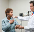医生检查女性类风湿关节炎。
