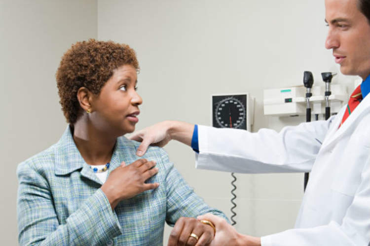 医生检查患有风湿性关节炎的妇女。