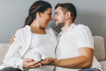 快乐的年轻夫妇怀孕的期待第一个孩子