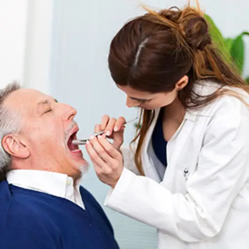 检查患者的喉咙的医生。