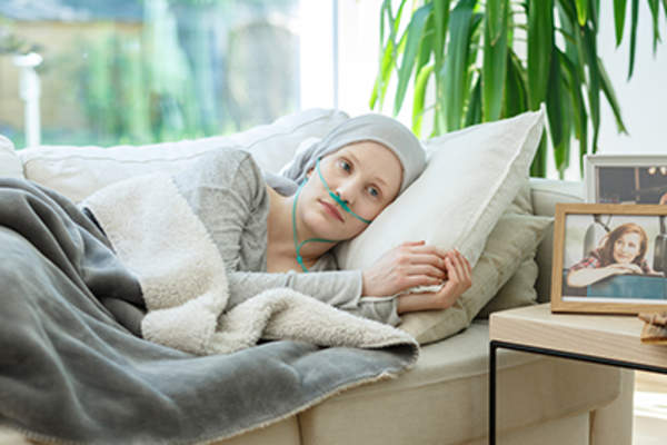 有严重治疗副作用的妇女躺在沙发上。