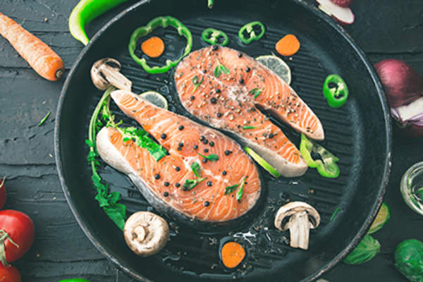 鲑鱼和蔬菜。