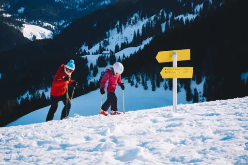父母和孩子一起滑雪