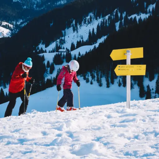 父母和孩子一起滑雪