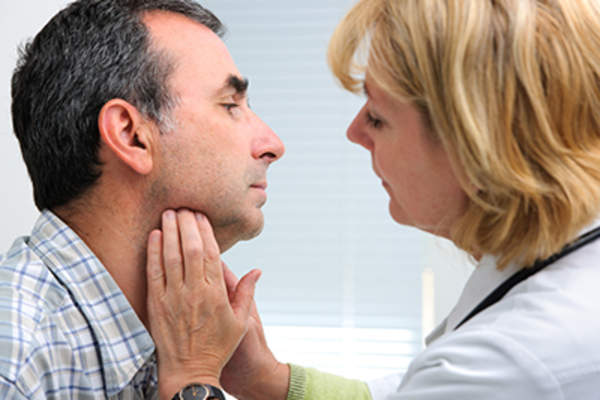 检查淋巴结的医生