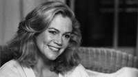 大约在1993年，凯瑟琳·特纳在米高梅电影《卧底蓝调》中扮演简·布鲁的微笑。