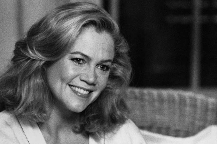 凯瑟琳·特纳简蓝微笑在米高梅电影“卧底蓝调”大约1993年的场景。