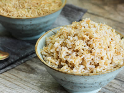 两碗煮好的糙米。