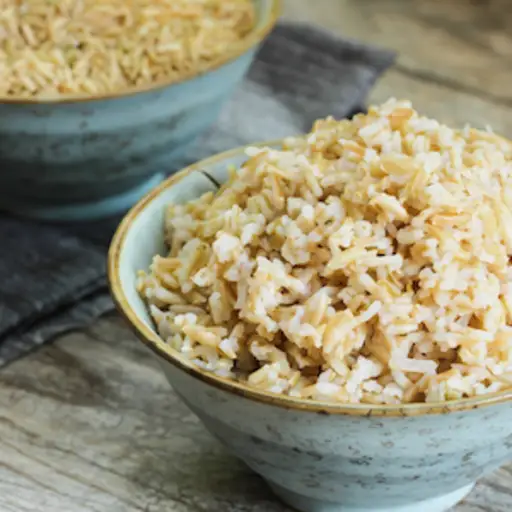 两碗煮熟的糙米。