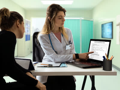 医生和病人审查在线护理计划。