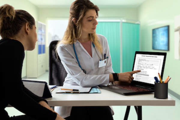 医生和病人审查在线护理计划。