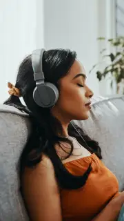 女子戴着耳机放松