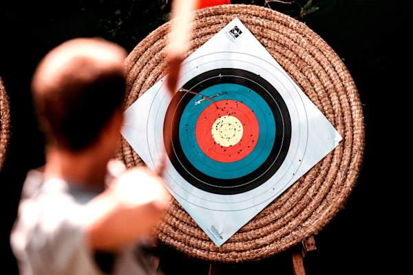 男人拍摄目标有一个箭头