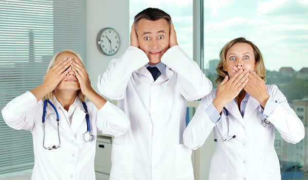 三个医生用双手在嘴巴，眼睛，耳朵。