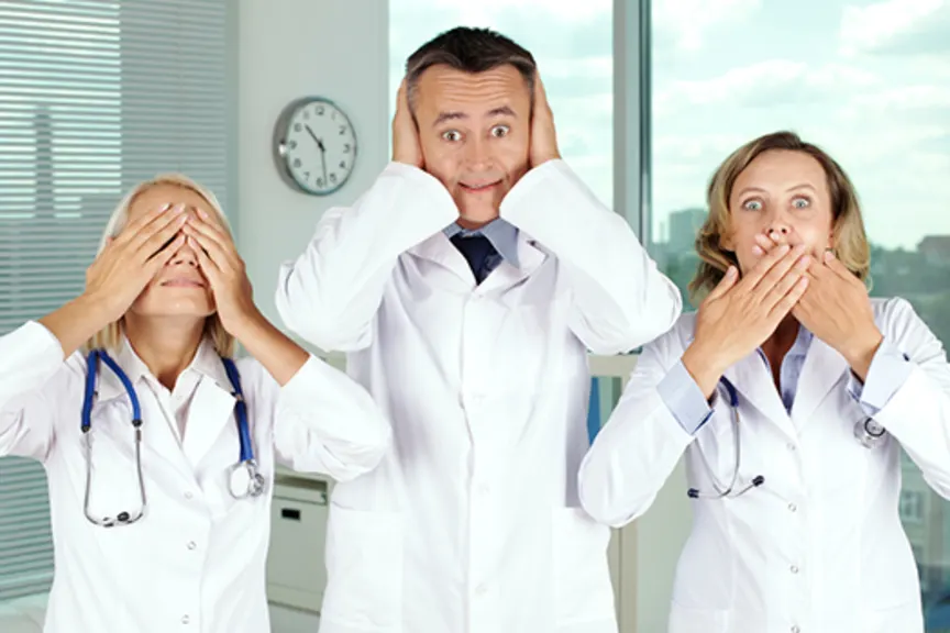三个医生用手捂住嘴巴，眼睛，耳朵。