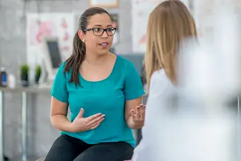 解释对她的医生的妇女症状。