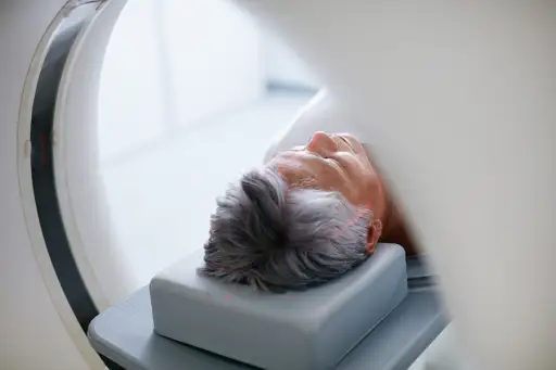 接受MRI检查的老年人