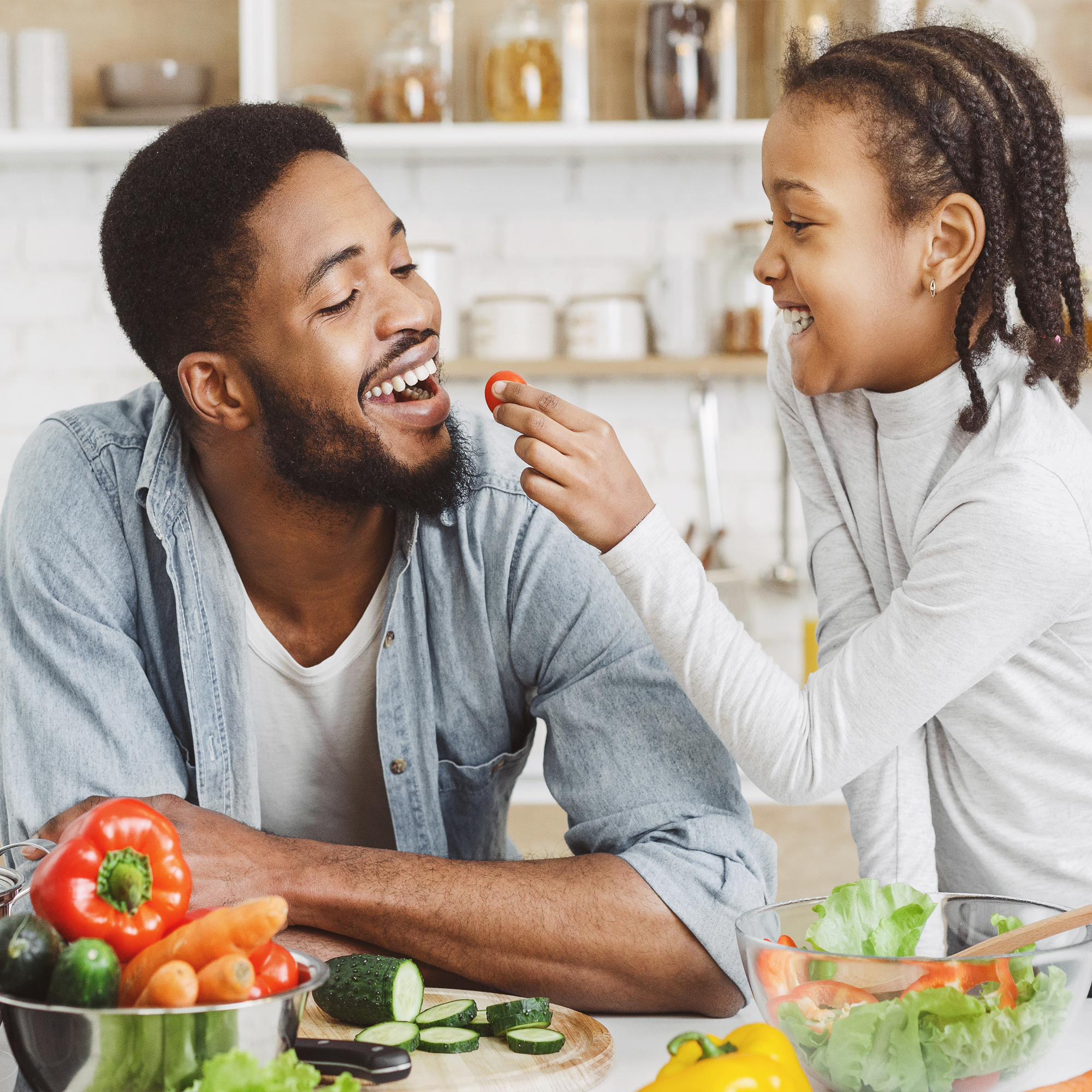 父亲和女儿正在做沙拉