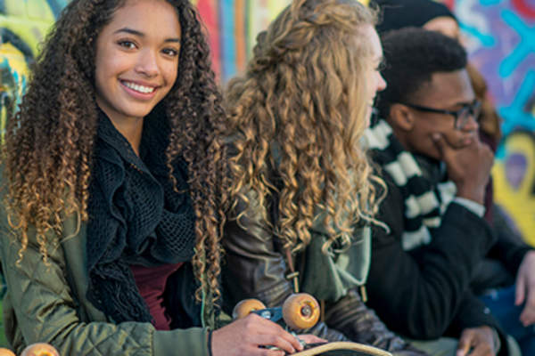 青少年和微笑的少女。“>
</picture>
</header>
<figcaption class=