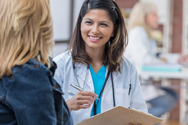 医生对病人微笑。