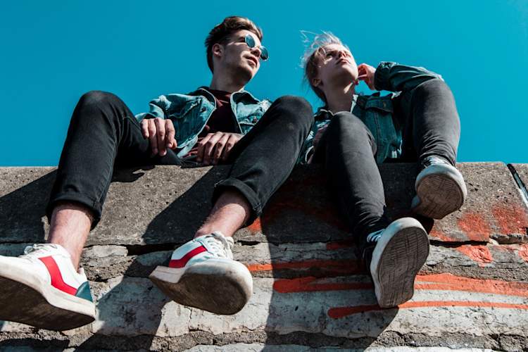 两个男人坐在窗台上聊天