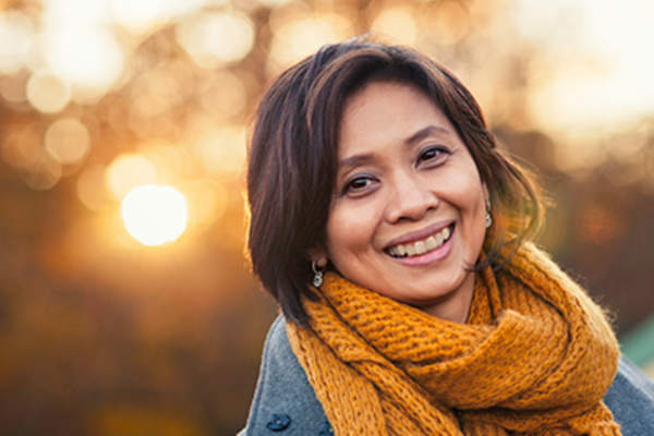 外面的女人微笑着。