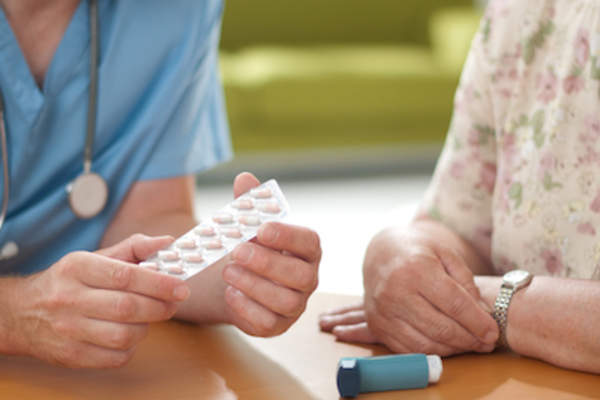 医生解释哮喘药物。