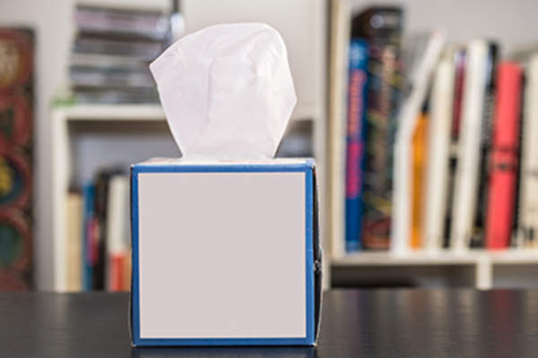 桌子上有一盒纸巾。