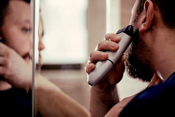 用电动剃须刀刮胡子