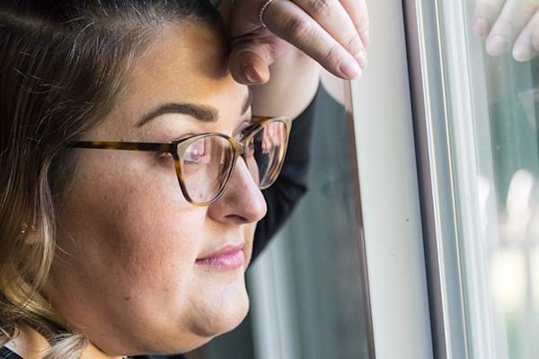 超重的女人望着窗外。