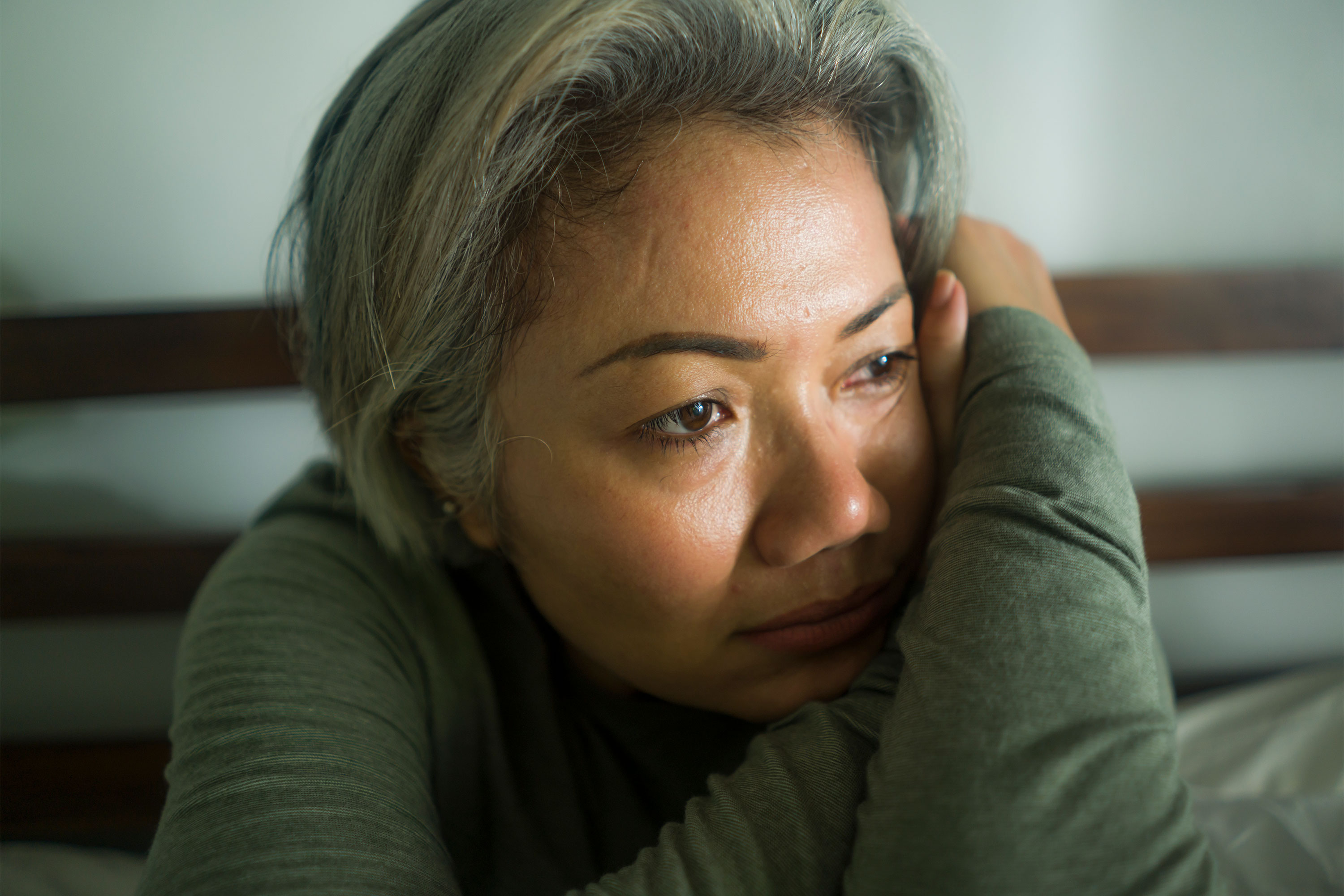 一个疲惫的女人坐在床上