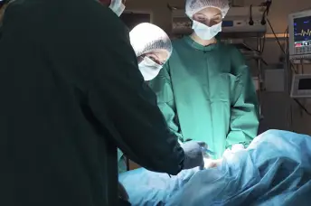 外科医生在手术室里做背部手术。