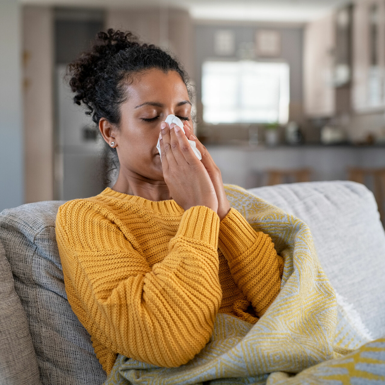 一个女人在家吹她的鼻子
