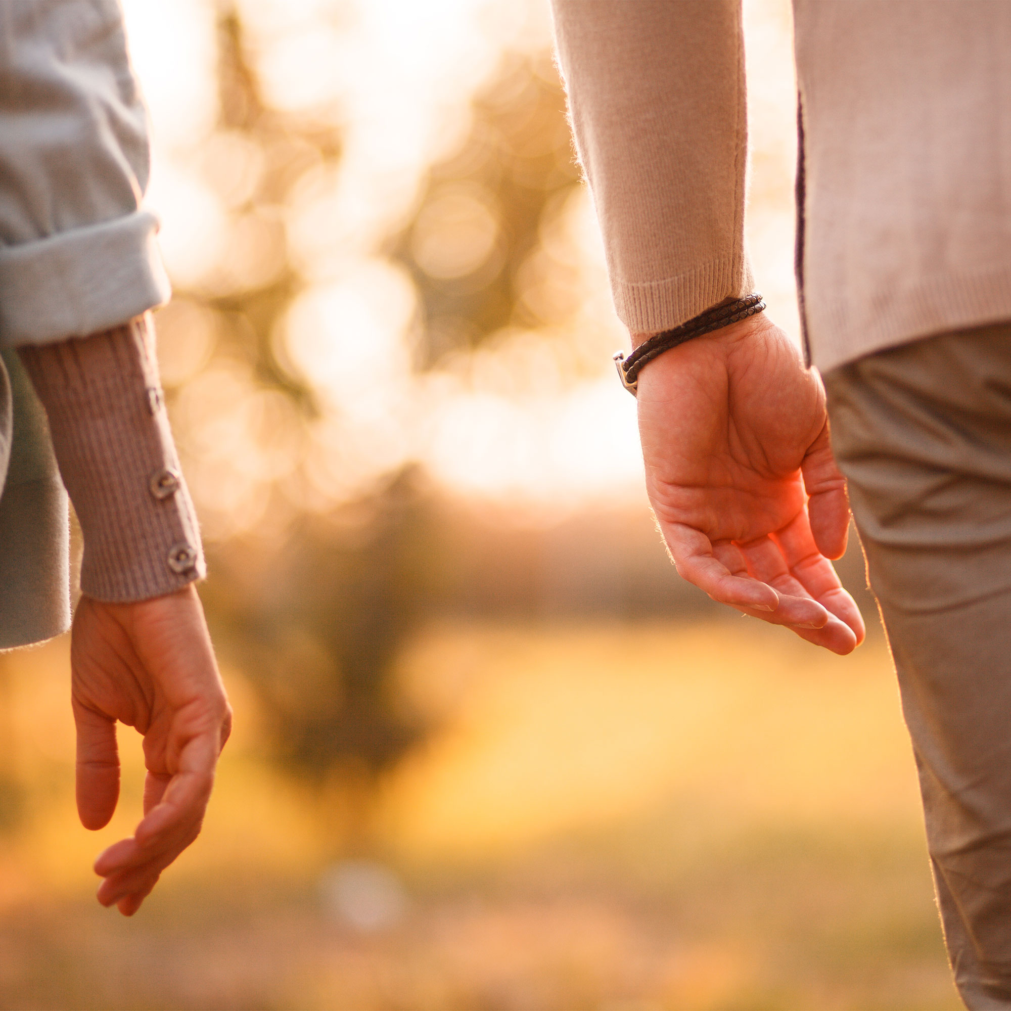 一对情侣分开站着