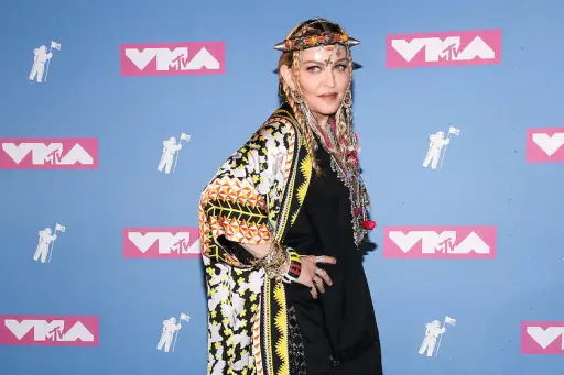 麦当娜在2018年MTV音乐录影带大奖的新闻发布会上拍照。
