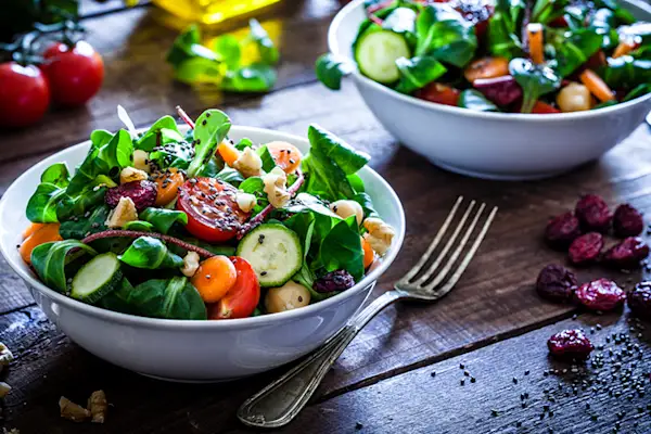 干净的饮食概念,健康沙拉。