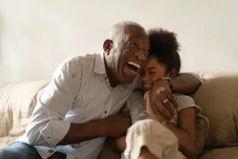 爷爷和孙女笑了