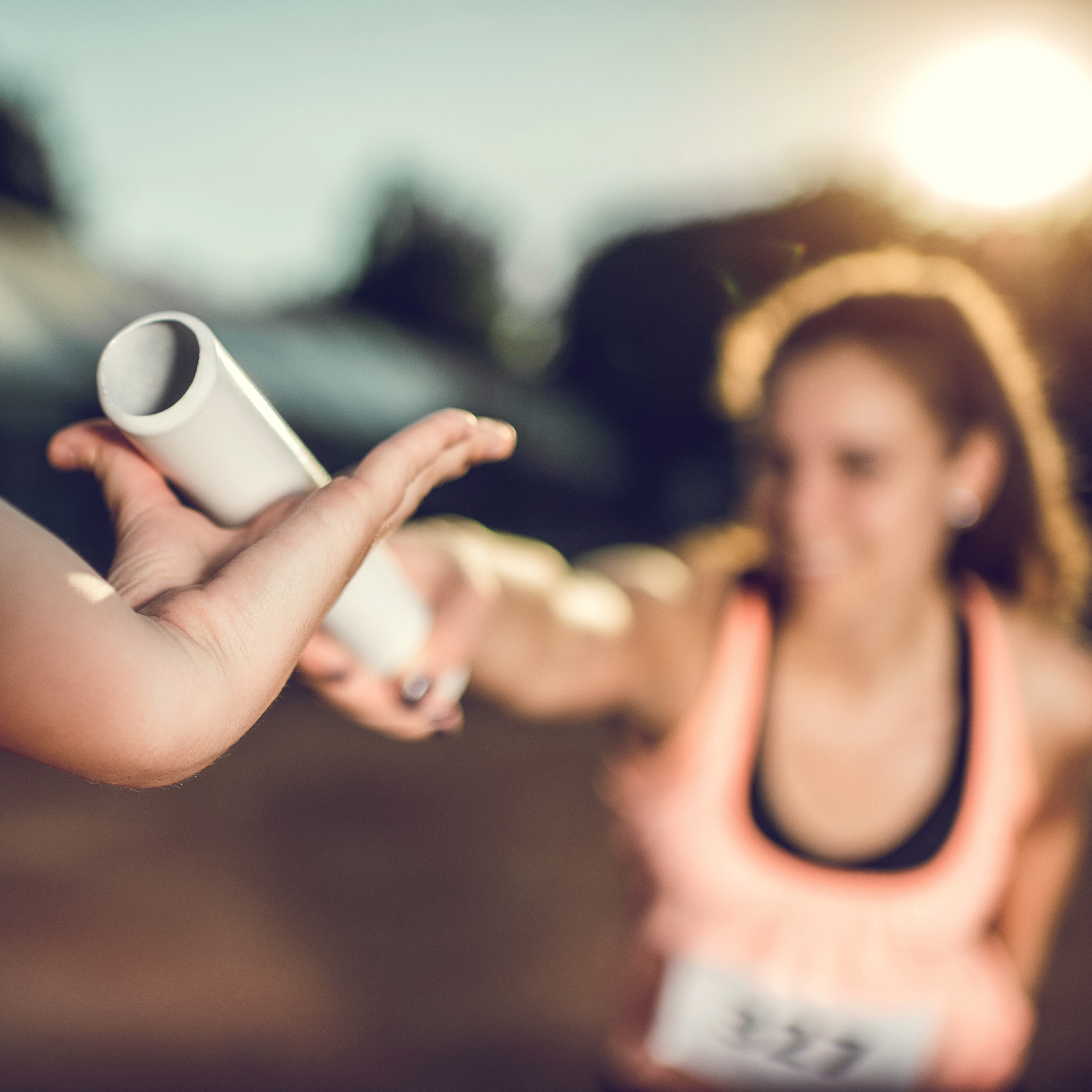 近距离的接力棒交换在接力赛