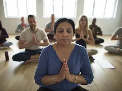 思考在瑜伽课的人们。