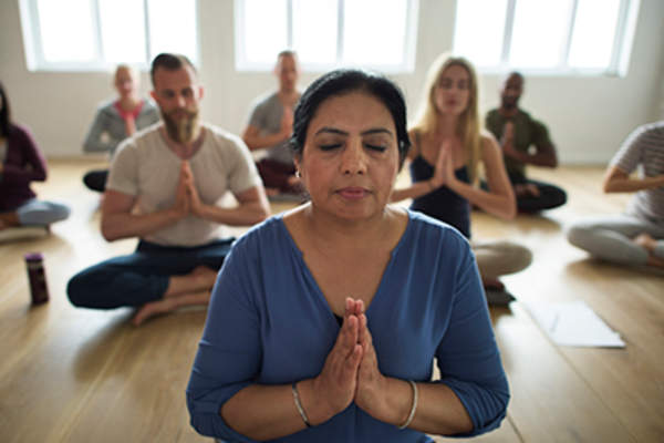 女人在瑜伽课。“>
</picture>
</header>
<figcaption class=